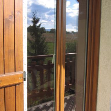 Fenêtre PVC teinte chêne doré extérieur, blanc intérieur