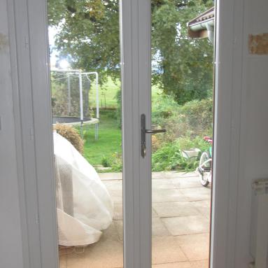 Fenêtre PVC teinte chêne doré extérieur, blanc intérieur